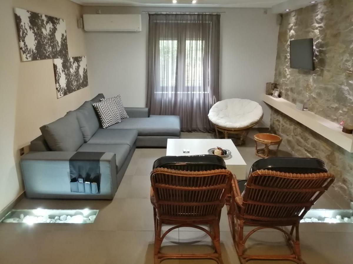 Modern Residence In The Center Of Trikala Exterior photo