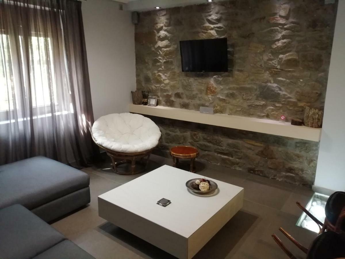 Modern Residence In The Center Of Trikala Exterior photo